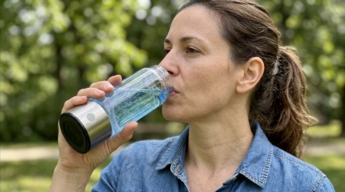 Utilisatrice buvant son eau hydrogénée