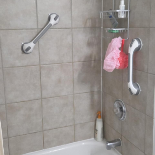 StableGrip posée sur le carrelage d'une salle de bain domestique