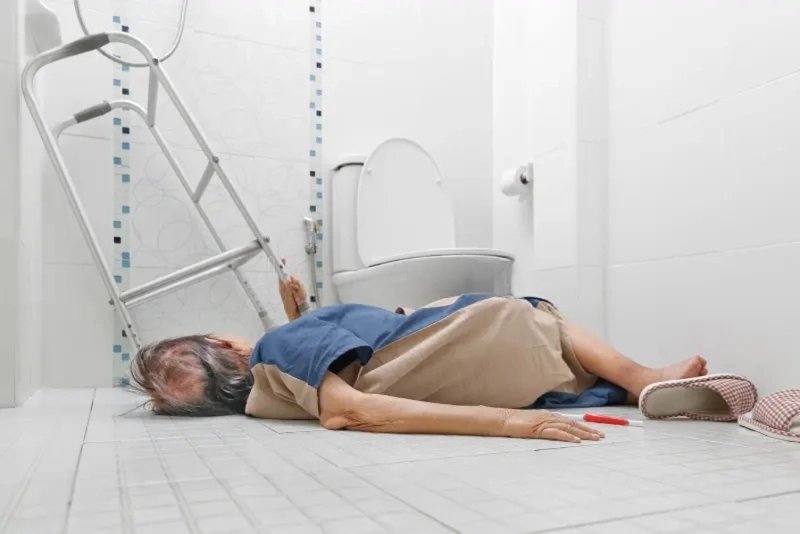 Personne au sol après une chute dans la salle de bain — pièce vide, aucun point d'appui à proximité