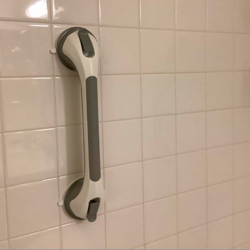 StableGrip installée sur le carrelage d'une salle de bain — position naturelle à côté de la douche