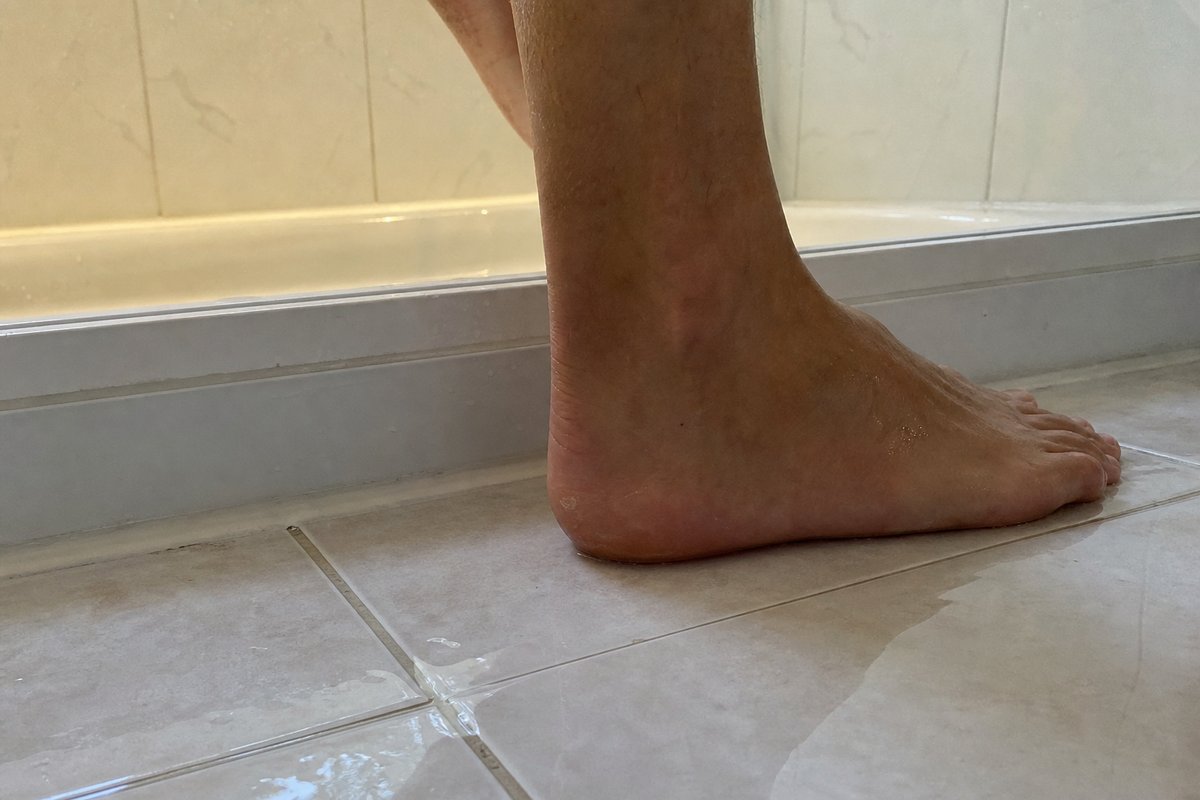 Pied nu posé sur un carrelage mouillé au sortir de la baignoire