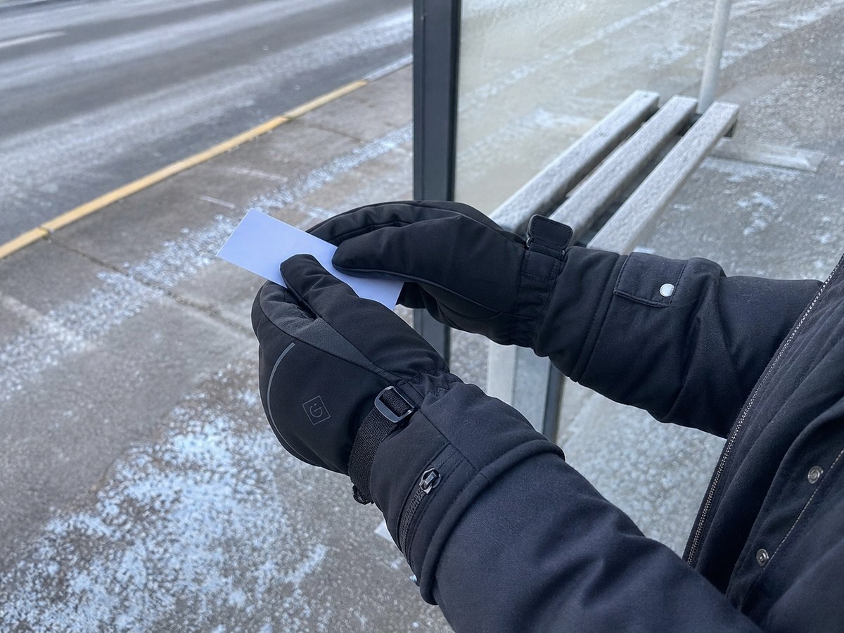 Gants HeatGuard à un arrêt de bus