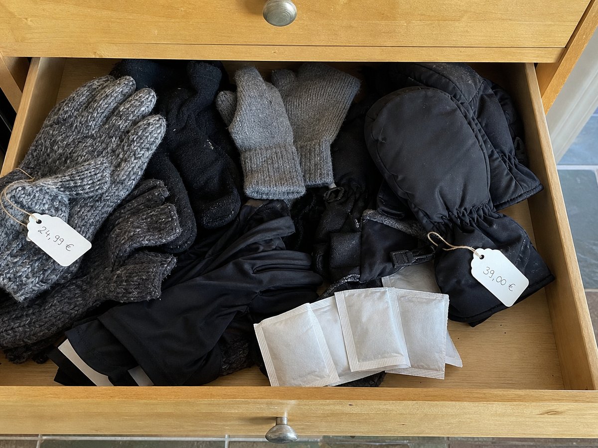 Un tiroir rempli de gants et de chaufferettes déjà essayés
