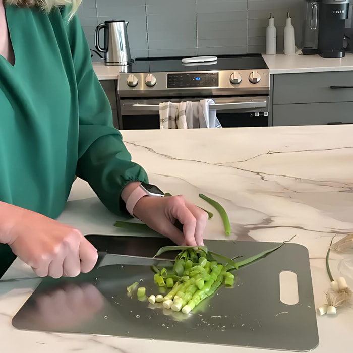 Préparation du repas sur la planche Katori, découpe en cours