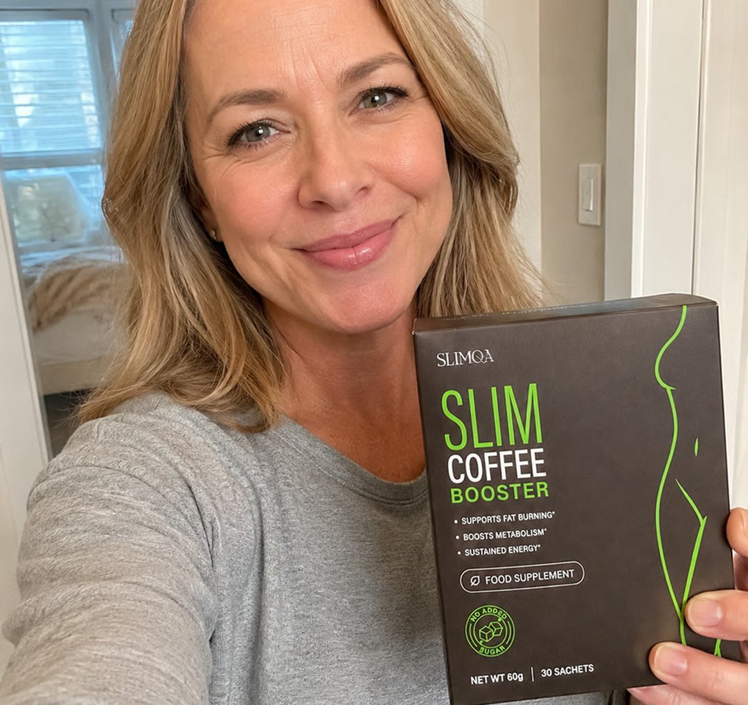 Une femme tient une boîte de Slimqa Slim Coffee Booster