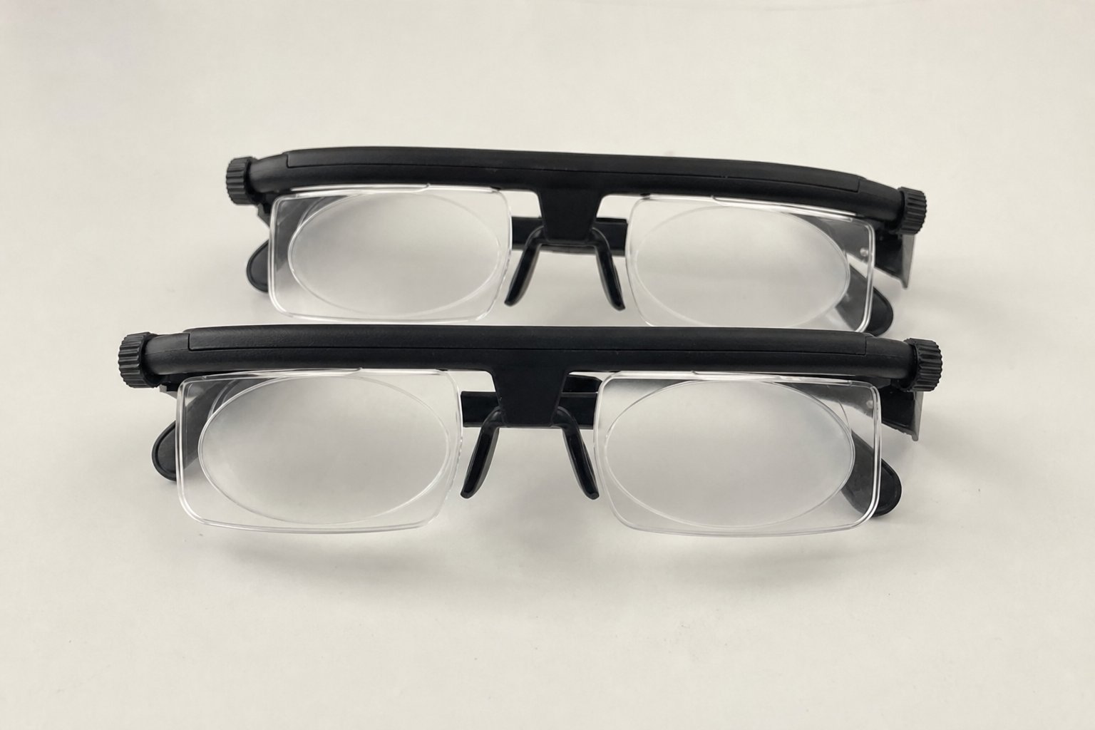 Deux paires de lunettes à mise au point réglable, molette de réglage visible